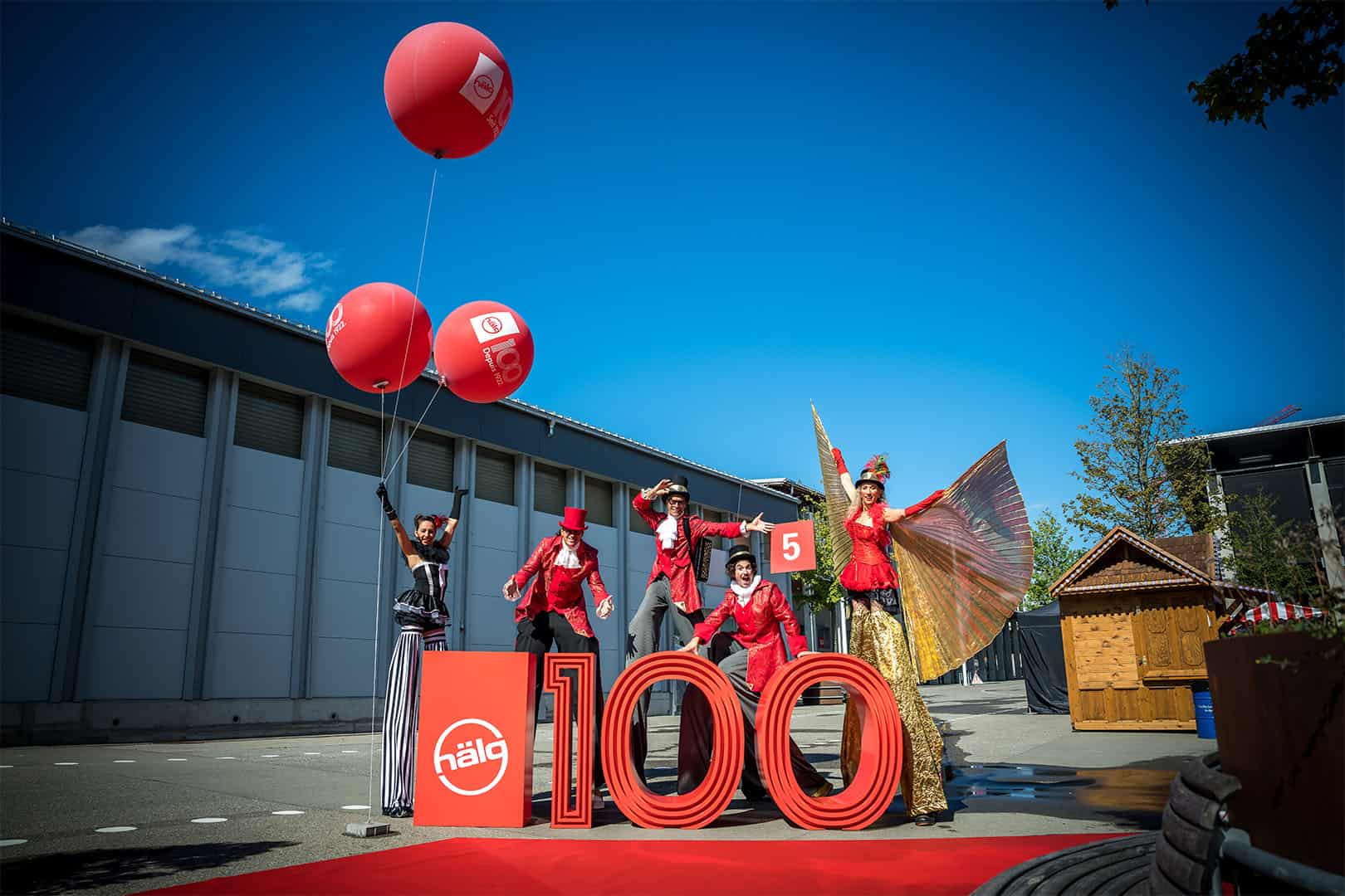 Begrüssung 100 Jahr Jubiläum mit Stelzenartisten
