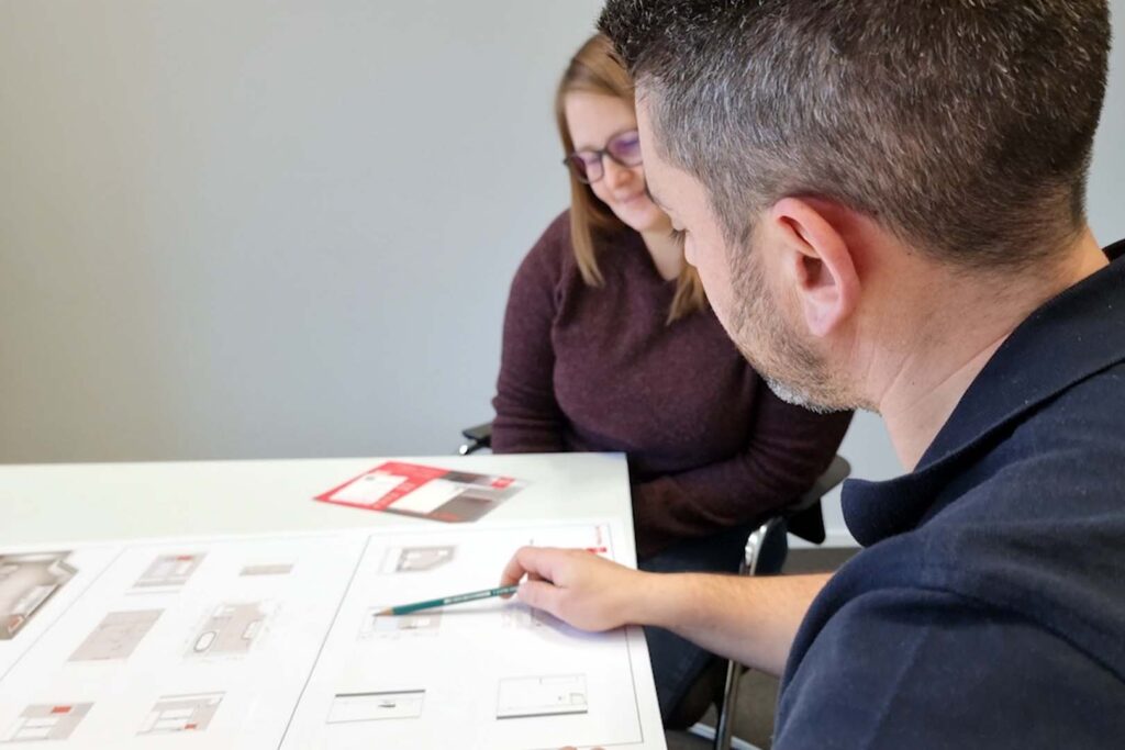 Un collaborateur de Hälg Group en train de donner des conseils à une cliente pour sa nouvelle salle de bains.