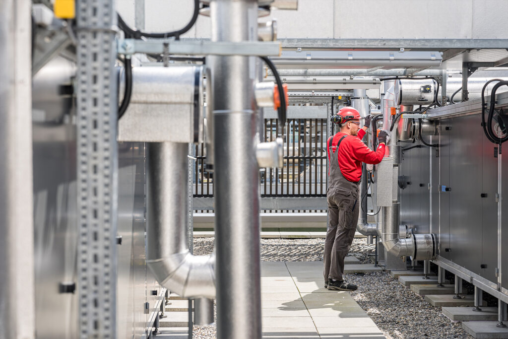 Gebäudetechnische Arbeiten bei der DSM in Sisseln durch das Team der Klima AG Basel.