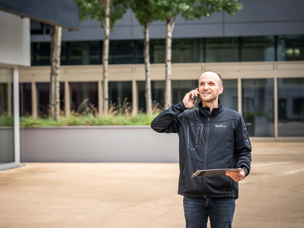 Ein Mitarbeiter der HFM AG am Telefon.