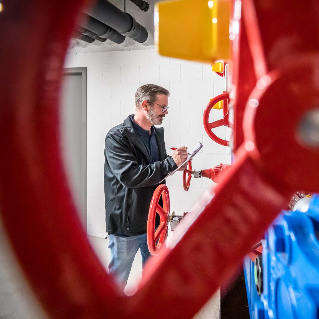 Un collaborateur de HFM en train de contrôler des installations.