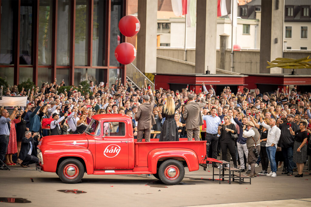 Das 100-Jahr-Jubiläum der Hälg Group mit allen Mitarbeitenden auf dem OLMA-Gelände.