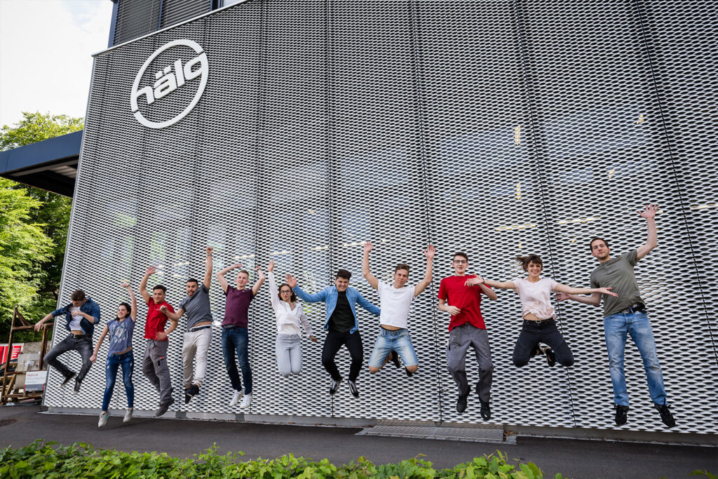 Quelques apprenti(e)s de Hälg Group devant le bâtiment du siège social à St-Gall.