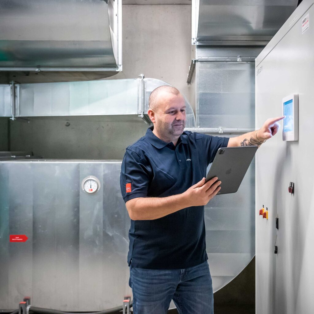 Un expert de Hälg & Cie SA Nettoyage des installations de ventilation vérifie et nettoie les installations de ventilation dans l'industrie.