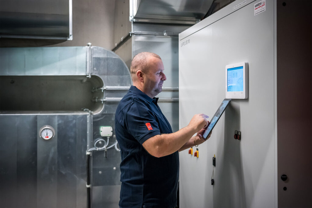 Un expert de Hälg & Cie SA Nettoyage des installations de ventilation vérifie et nettoie les installations de ventilation dans l'industrie.