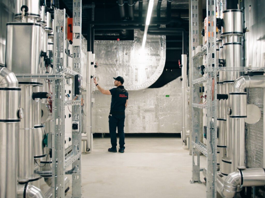 Un collaborateur de Hälg Facility Management AG contrôle l'installation technique du bâtiment.