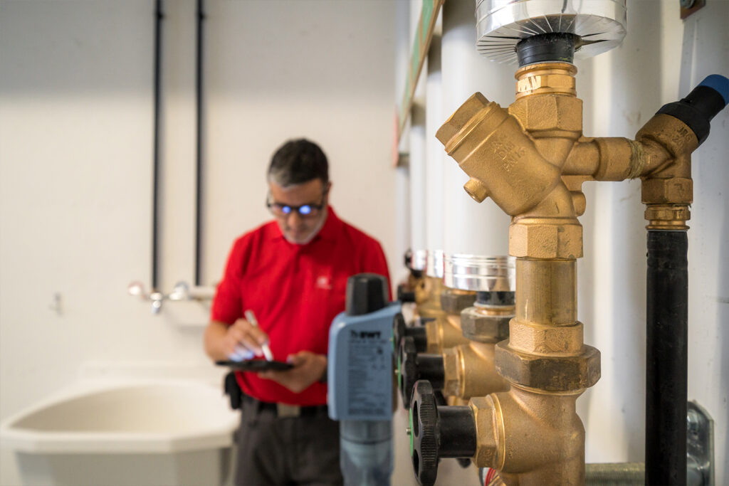 Sanitärtechniker der Hälg Group prüft sanitäre Anlagen.