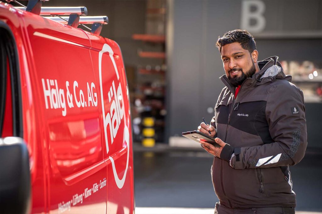 Technicien de service du Hälg Group, une tablette à la main.