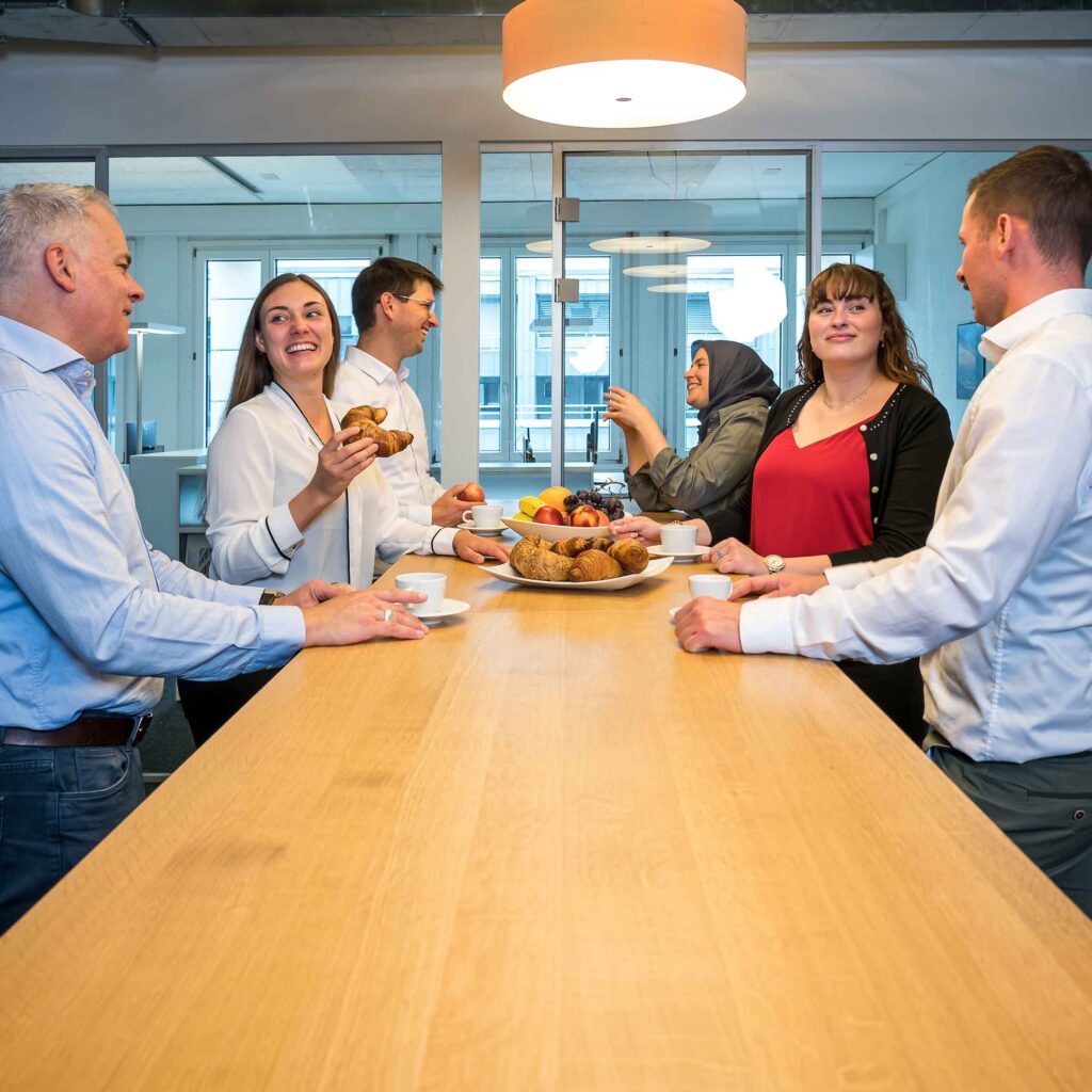 Des membres du personnel de HFM AG pendant le petit-déjeuner.