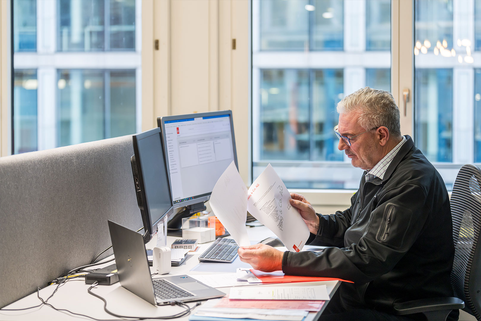 Projektleiter Service der Hälg & Co. AG mit Plan in der Hand.