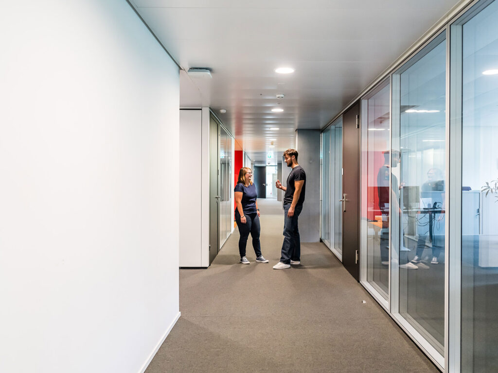 Deux membres du personnel de Hälg Group en discussion.