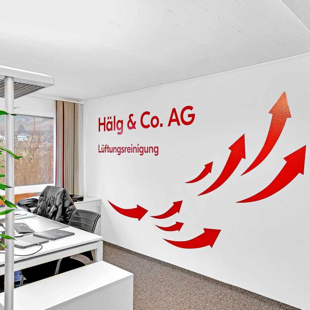 Wandbeschriftung mit dem Logo der Hälg & Co. AG Lüftungsreinigung