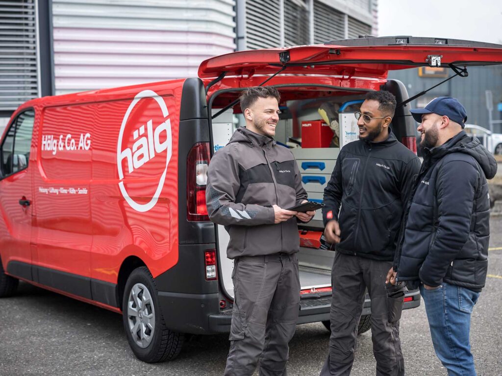 Drei Mitarbeitende der Hälg Group beraten sich zusammen.