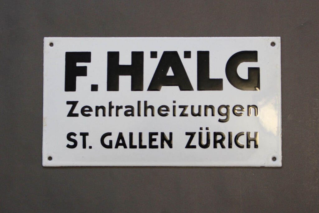 Schild mit F. Hälg