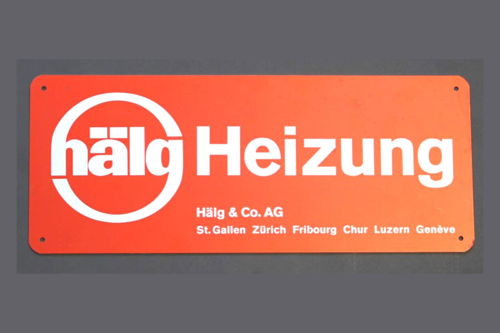 Orange Tafel mit Beschriftung "Hälg Heizung"