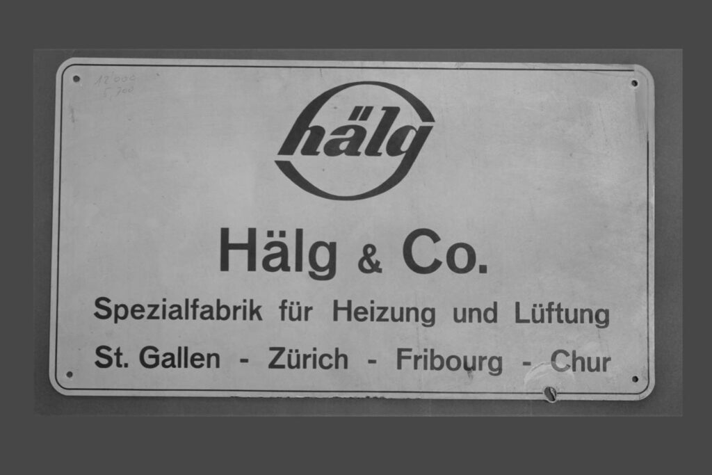 Tafel mit Beschriftung "Hälg & Co. Spezialfabrik für Heizung und Lüftung"