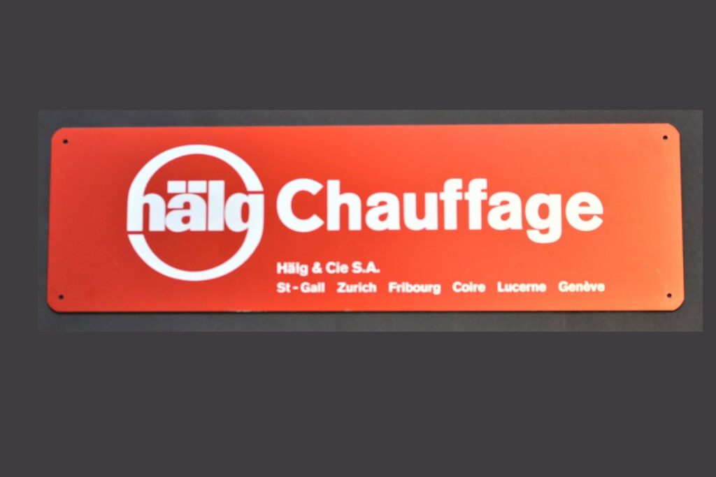 Orange Tafel mit Beschriftung "Hälg Chauffage"