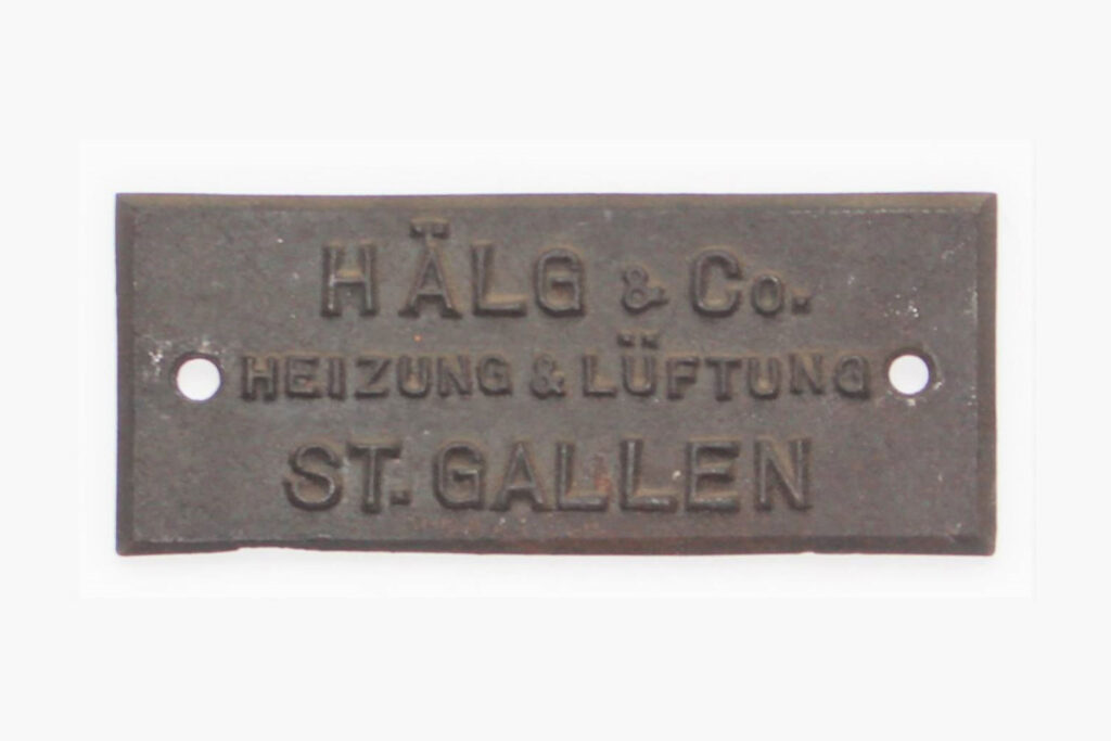 Tafel mit Beschriftung "Hälg & Co Heizung & Lüftung St. Gallen"