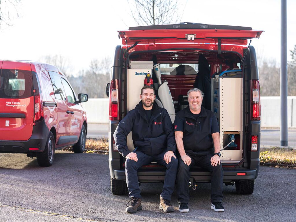 Des membres du personnel de Hälg Facility Management AG sont assis dans la voiture.