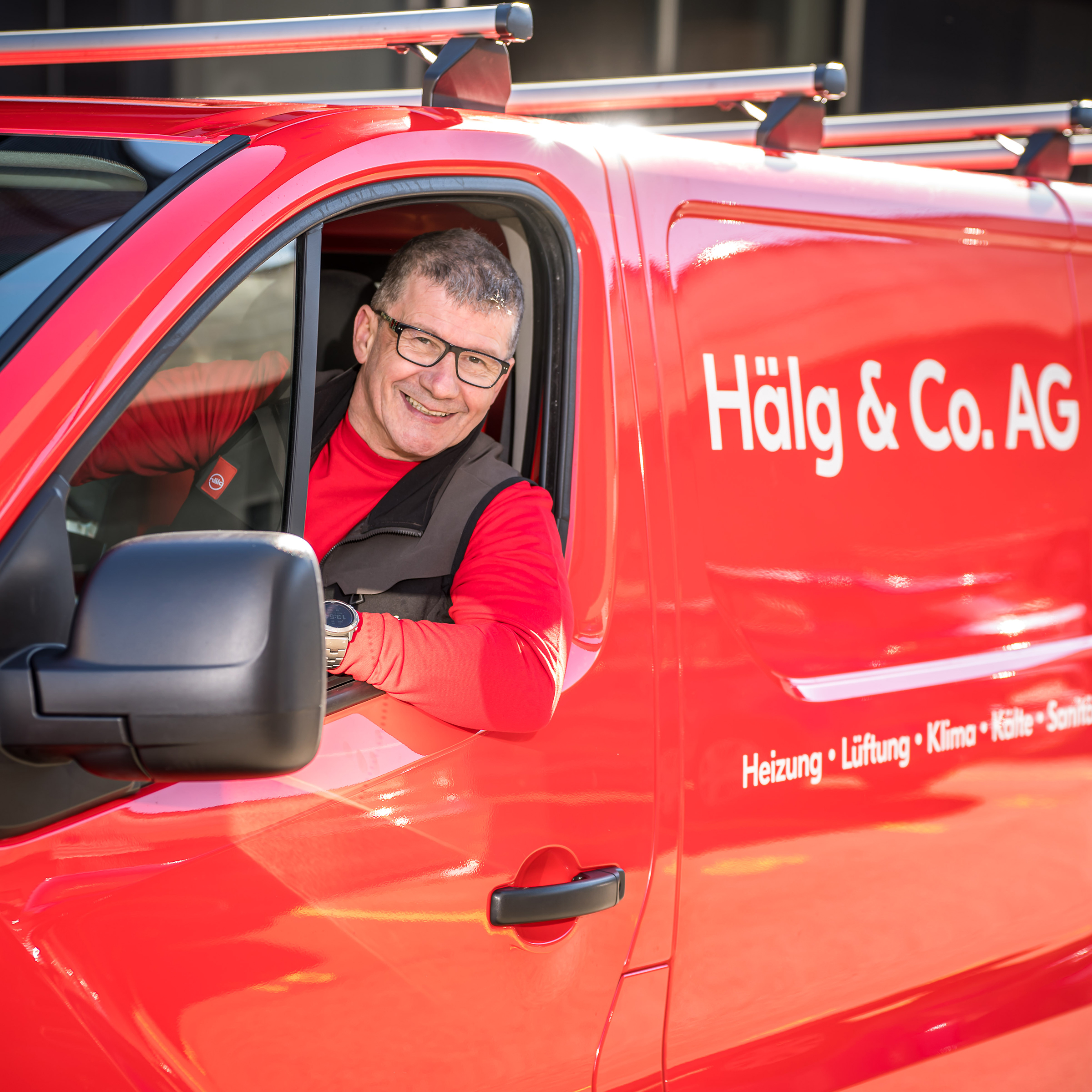 Servicetechniker der Hälg & Co. AG sitzt in seinem Auto.