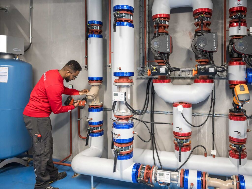 Servicetechniker der Hälg Group wartet eine Heizungsanlage.