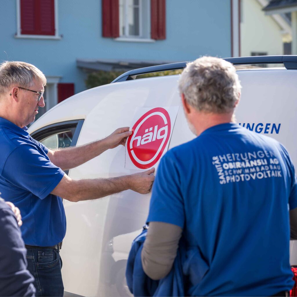 Oberhänsli AG Gebäudetechnik bei der Umbeschriftung der Autos mit dem Hälg-Kleber