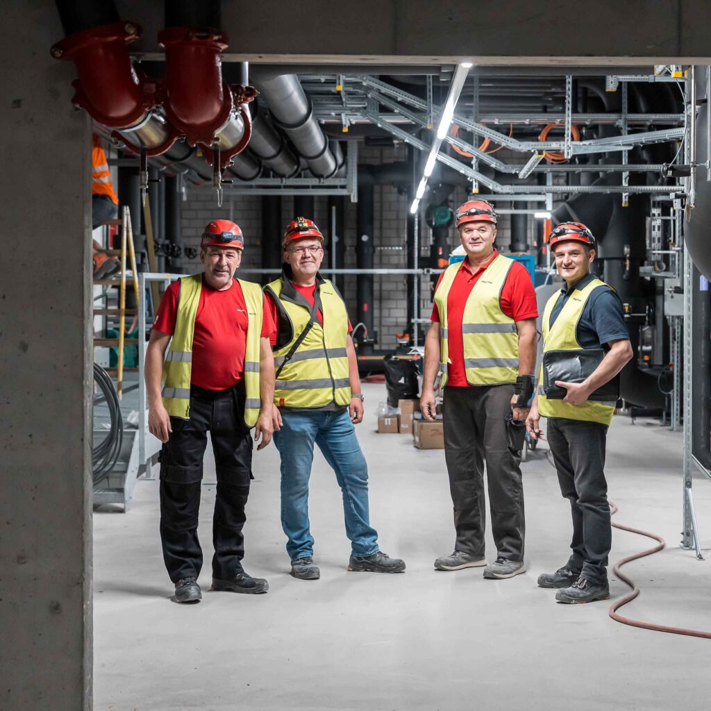 Mitarbeitende der Hälg & Co. AG Aarau und Klima AG Spreitenbach auf der Baustelle des Kantonspitals Aarau