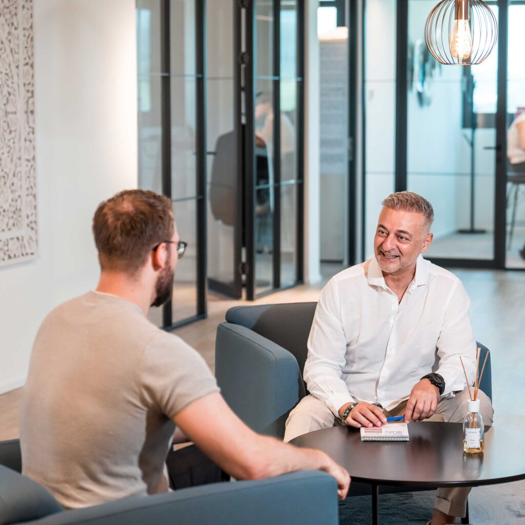 Mitarbeitende der Klima AG Spreitenbach in einer Besprechung.