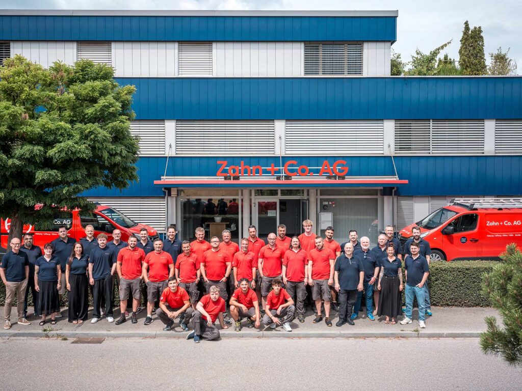 Team der Zahn + Co. AG in Kreuzlingen vor ihrem Gebäude.