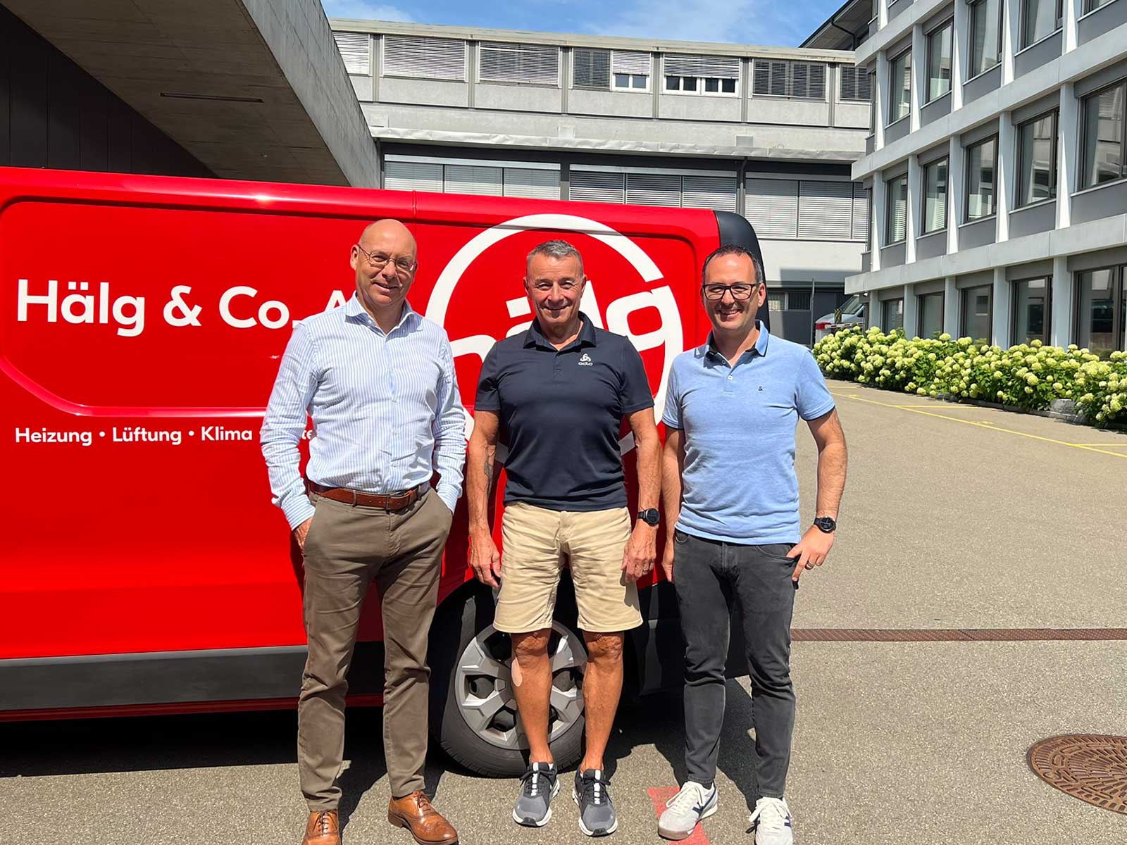 Bruno Conte mit Reto Briner und Martin Wolf vor der Niederlassung in St. Gallen.