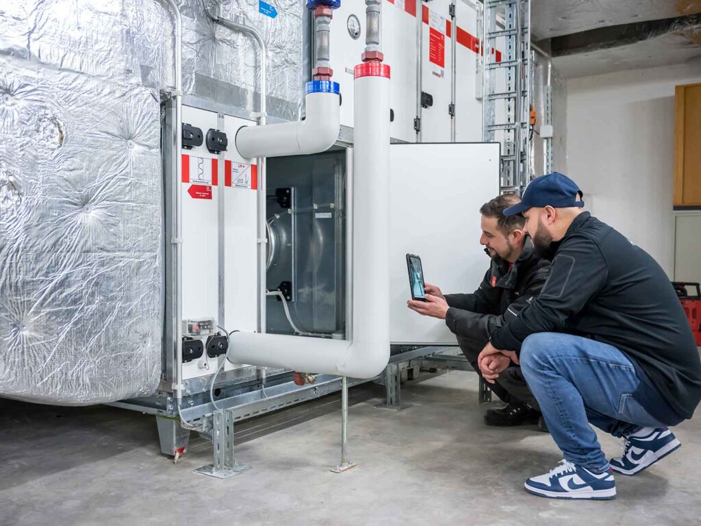 Servicemitarbeitende der Hälg & Co. AG Fribourg bei einer Anlage.