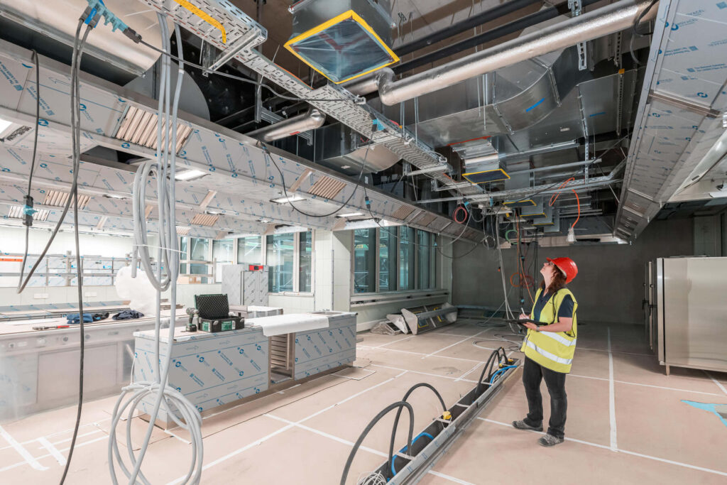 Lüftungsinstallationen beim Kantonsspital Aarau durch die Hälg & Co. AG Aarau.