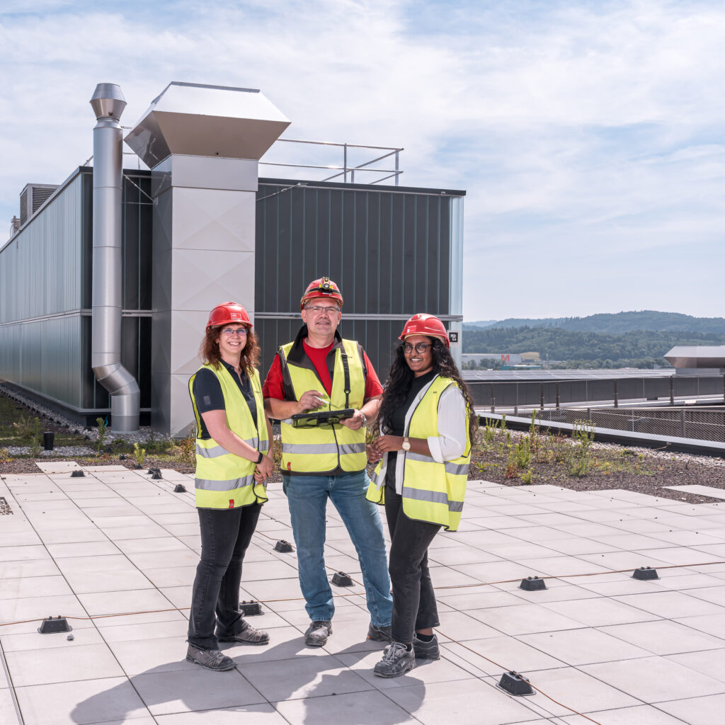 Projektleiter und Projektleiterinnen der Hälg & Co. AG Aarau und Klima AG Spreitenbach auf der Baustelle des Kantonsspitals Aarau.