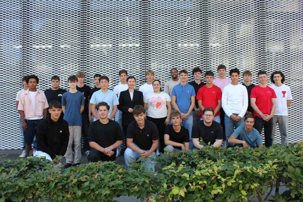 Gruppenbild der neuen Lernenden im Jahr 2025 vor dem Gebäude der Hälg & Co. AG St. Gallen