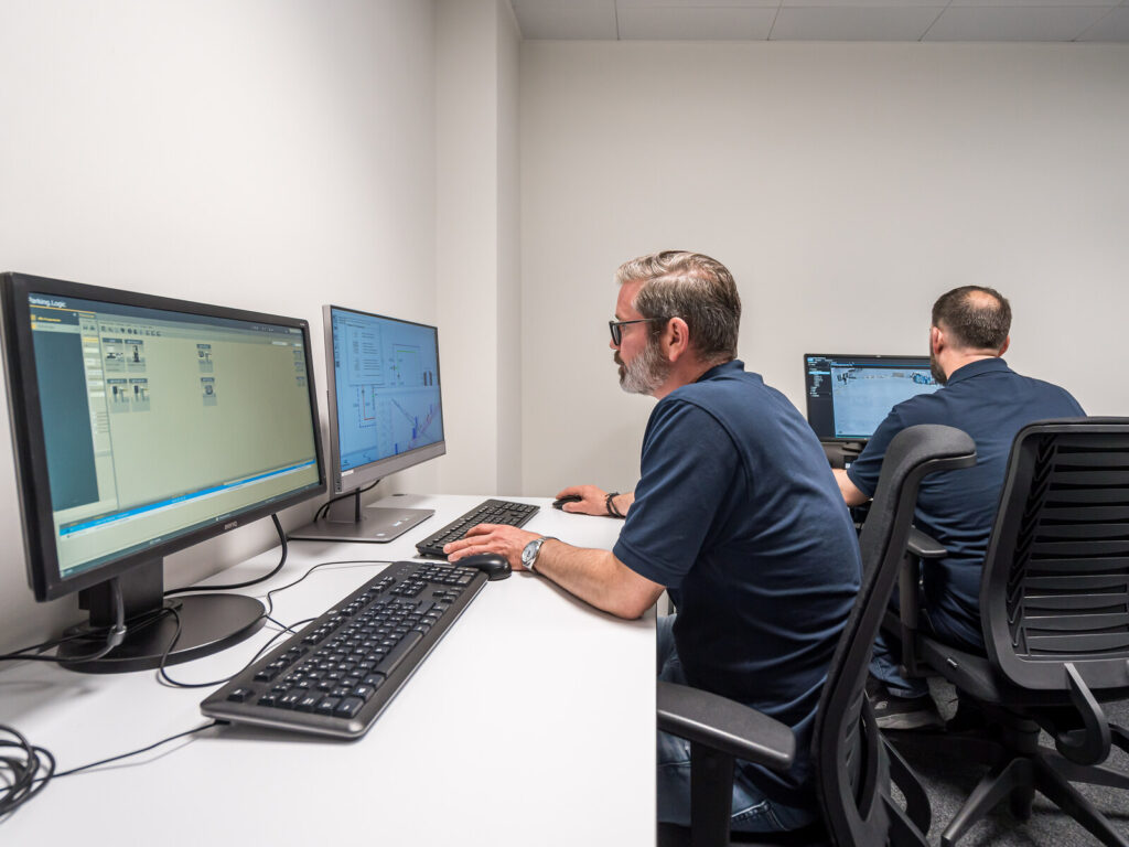 Mitarbeitende der Hälg Facility Management AG bei ihrer Arbeit im kaufmännischen Facility Management.