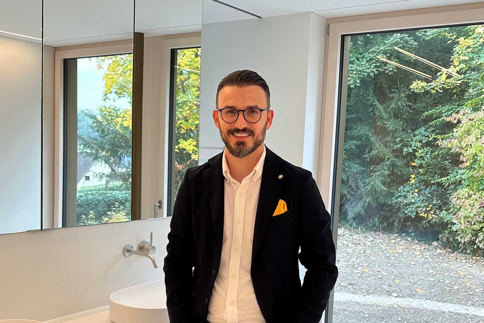 Marjan Mataj, Niederlassungsleiter der Dober AG in Schlieren in einem von ihm umgebauten Badezimmer.