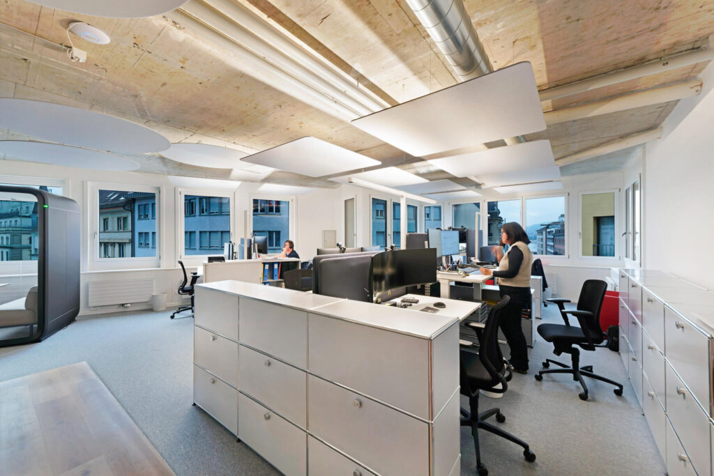 Collaborateurs de Hälg Facility Management Zurich au travail dans les bureaux du Löwencenter.