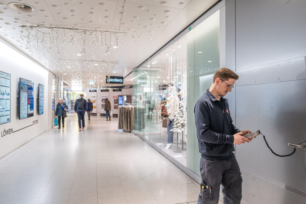 Un collaborateur de Hälg Facility Management AG Lucerne lors de son travail quotidien au Löwencenter Lucerne.