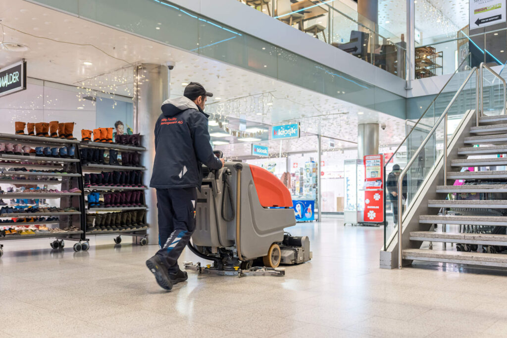 Ein Mitarbeiter der Hälg Facility Management bei der Reinigung des Löwencenters in Luzern.