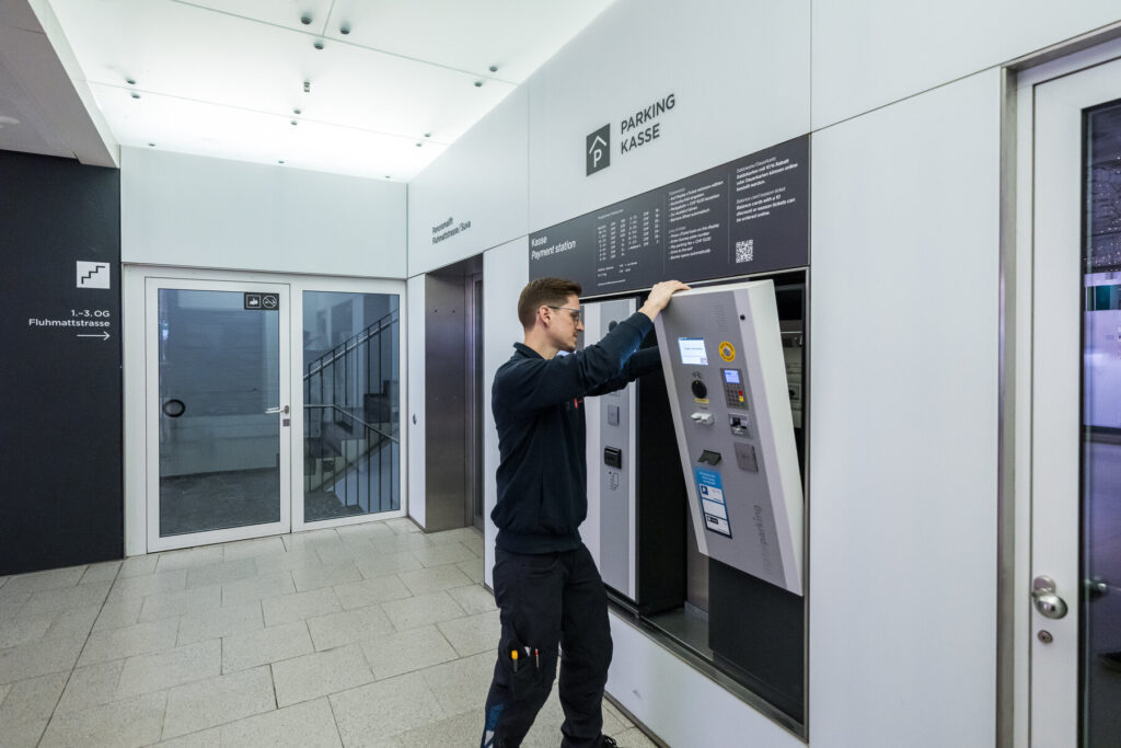 Ein Mitarbeiter der Hälg Facility Management bei der an der Parkingkasse im Löwencenter in Luzern.
