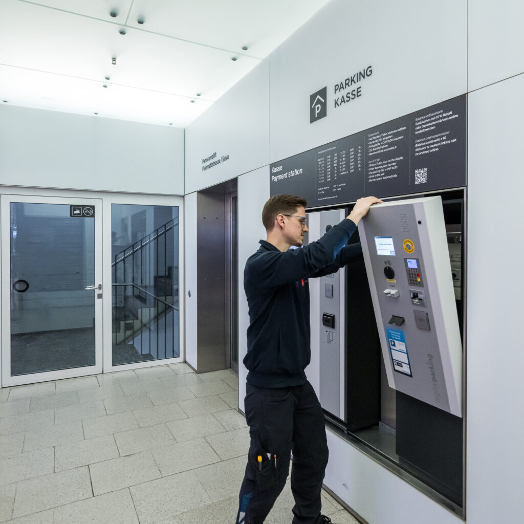 Ein Mitarbeiter der Hälg Facility Management bei der an der Parkingkasse im Löwencenter in Luzern.