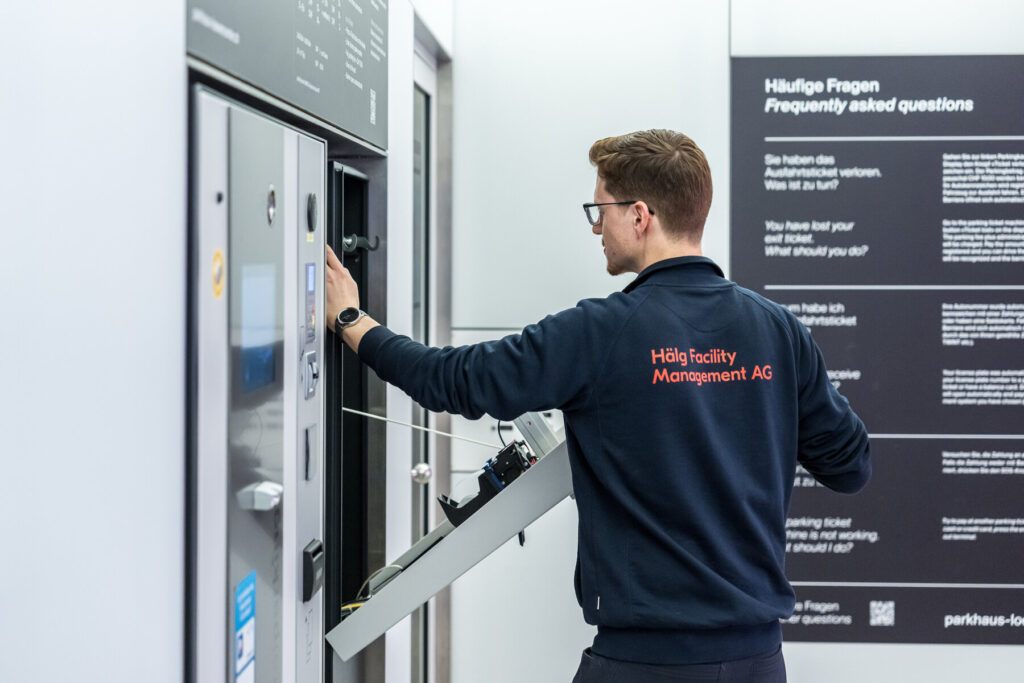 Ein Mitarbeiter der Hälg Facility Management bei der an der Parkingkasse im Löwencenter in Luzern.