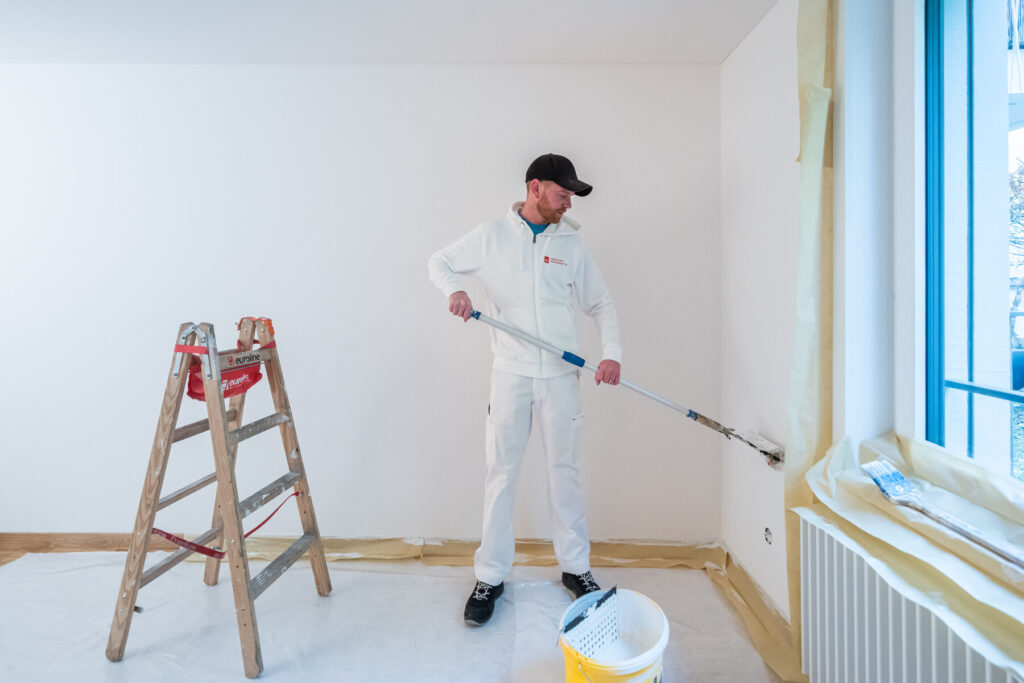 Un collaborateur de Hälg Facility Management AG Lucerne lors de la rénovation d'un appartement.