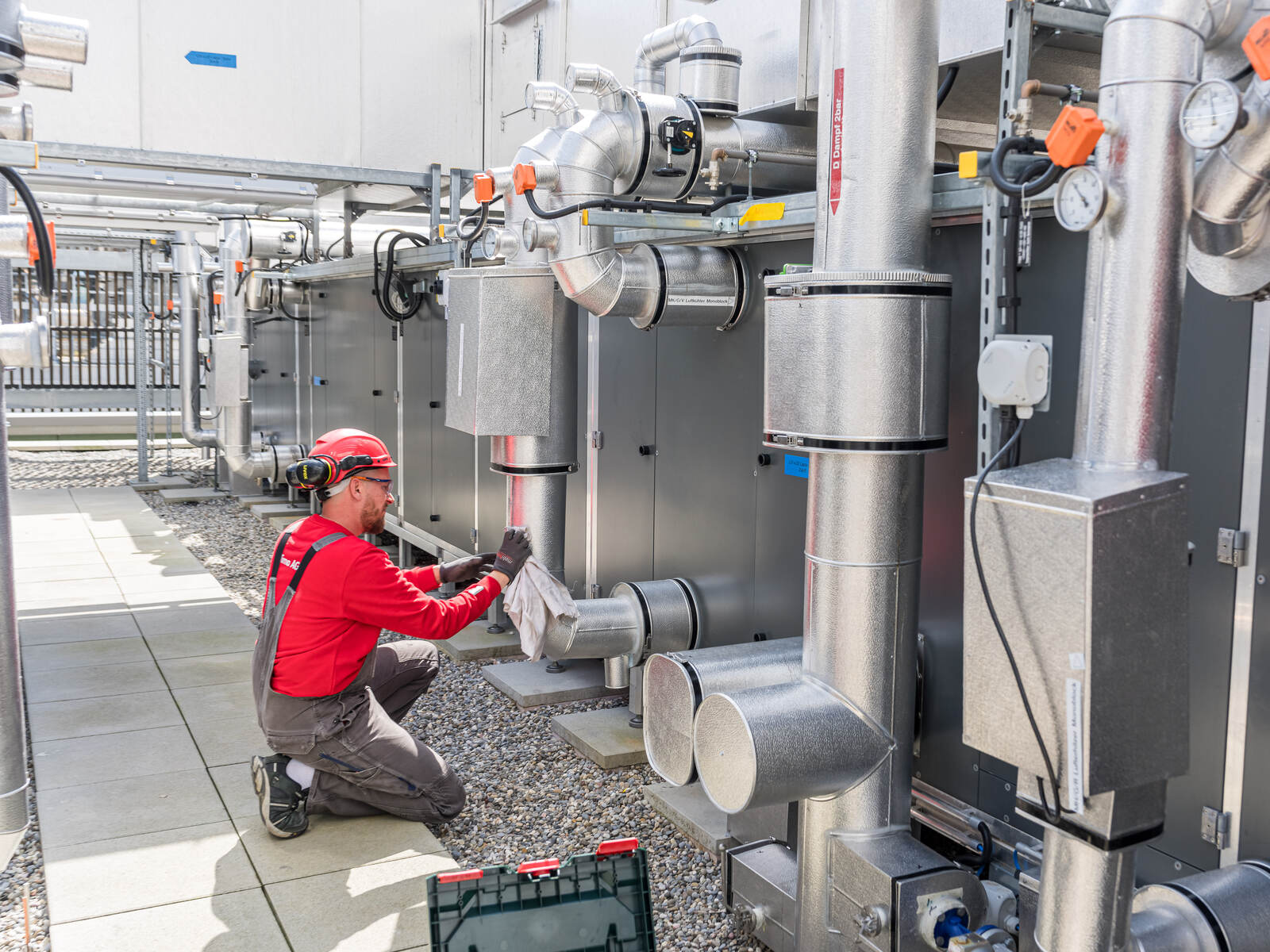 Ein Mitarbeitender der Klima AG Basel bei der Arbeit an einer Lüftungsanlage bei DSM in Sisseln.