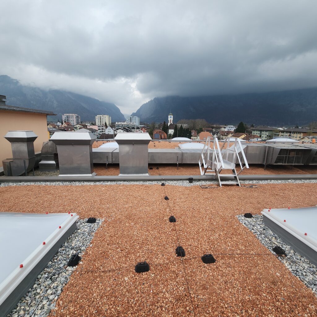 Für die thermische Werkstätten der RhB in Landquart, in der Schienen- und Strassenfahrzeugen unterhaltet und gewartet werden, realisierte die Hälg & Co. AG Chur die gesamte Lüftungsinstallation. 