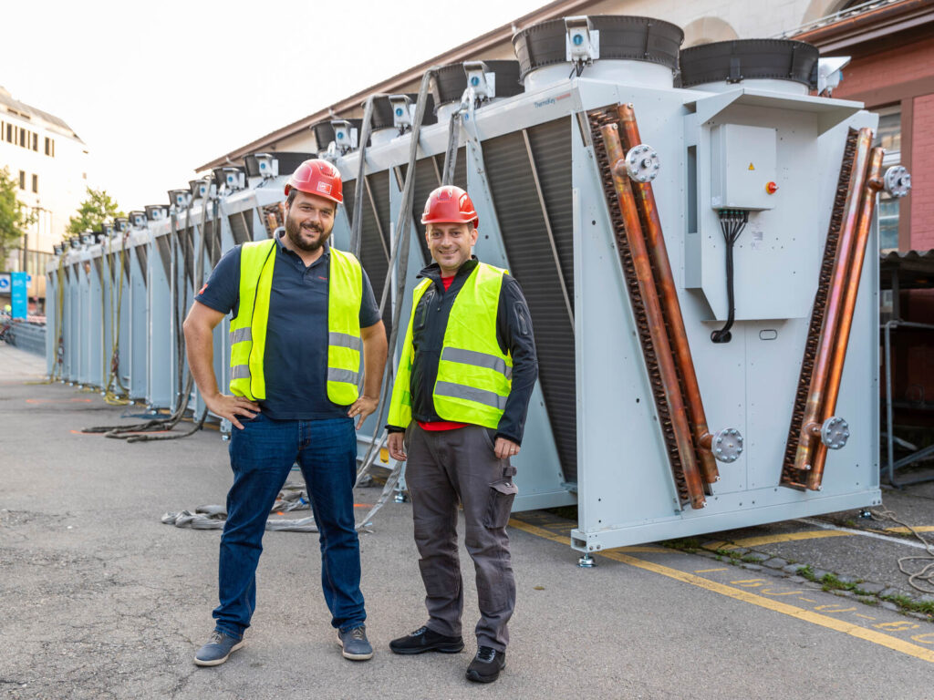 Deux collaborateurs de Hälg & Co. AG Winterthur devant un refroidisseur.