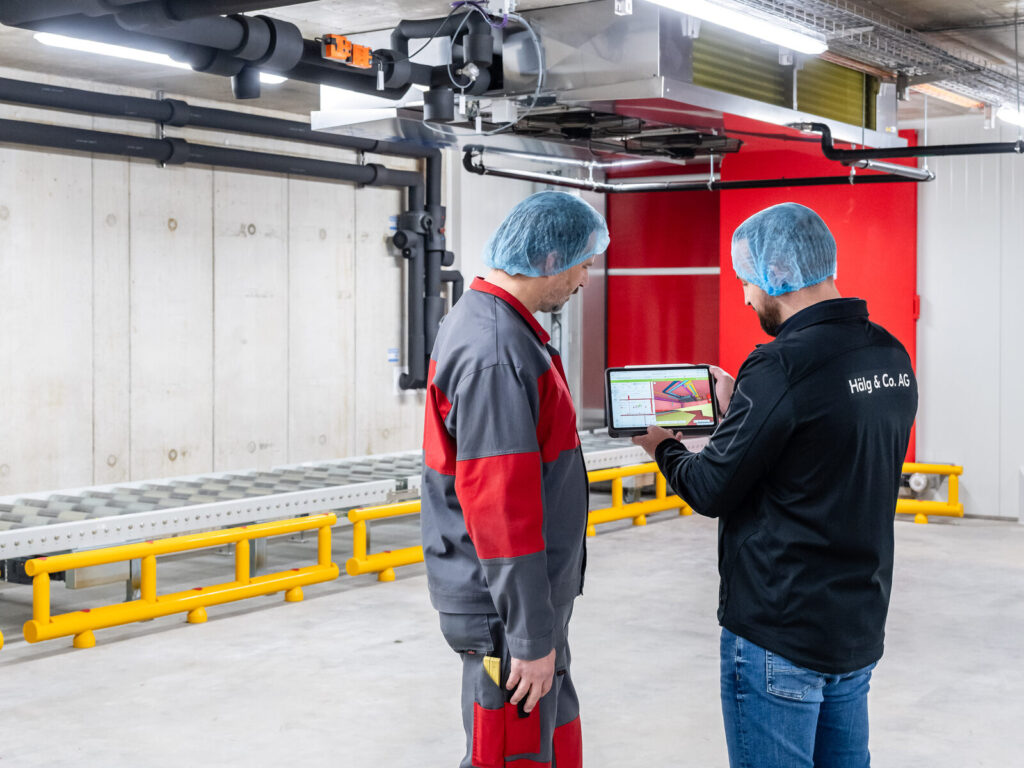 Zwei Mitarbeitende der Hälg & Co. AG im Neubau der Hilcona AG in Schaan