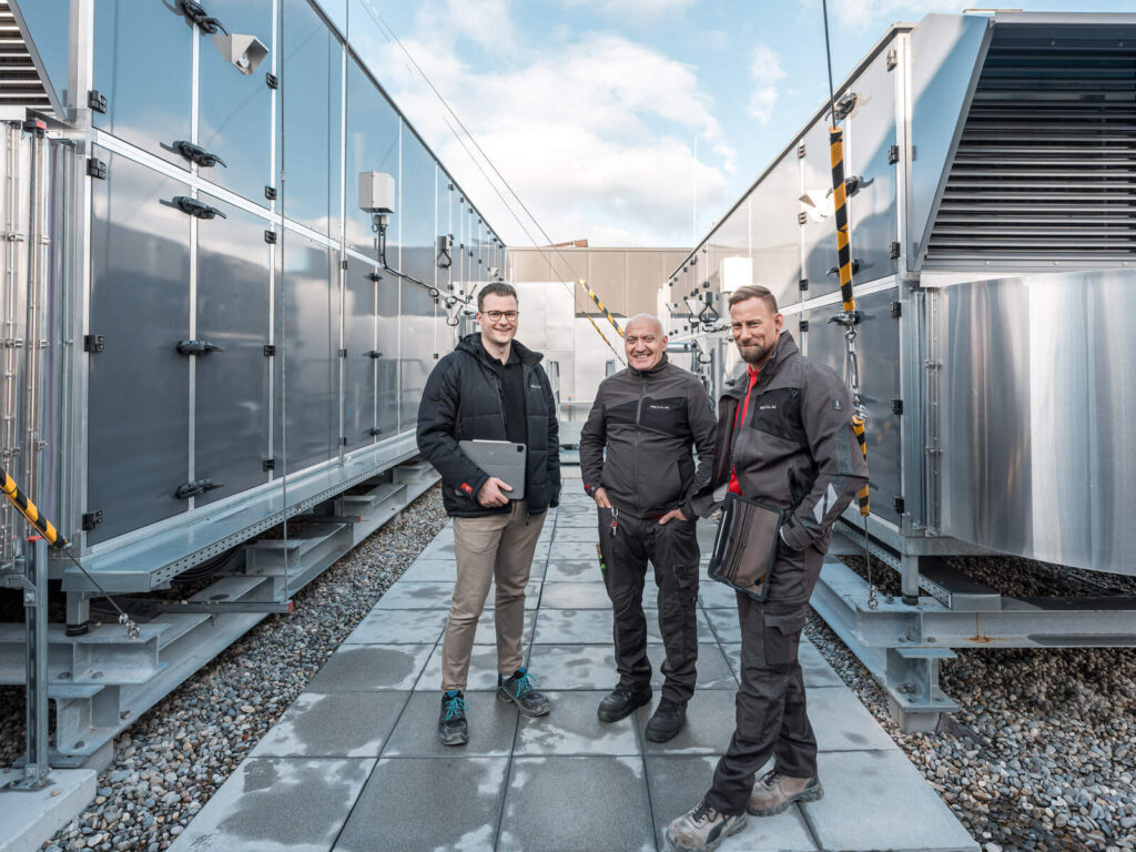 Lüftungsteam der Hälg & Co. AG St.Gallen vor einer Lüftungsanlage