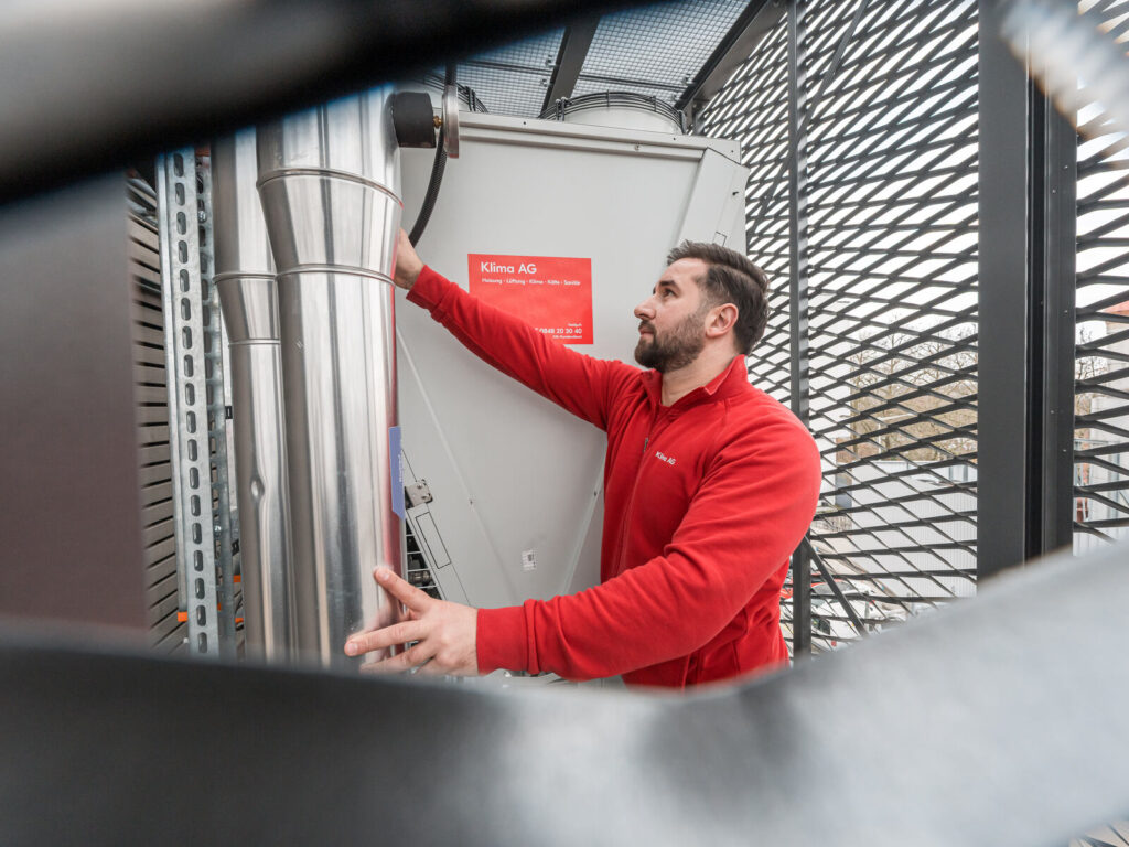 Ein Mitarbeiter der Klima AG bei der Prüfung einer Lüftungsanlage bei der IWB Basel