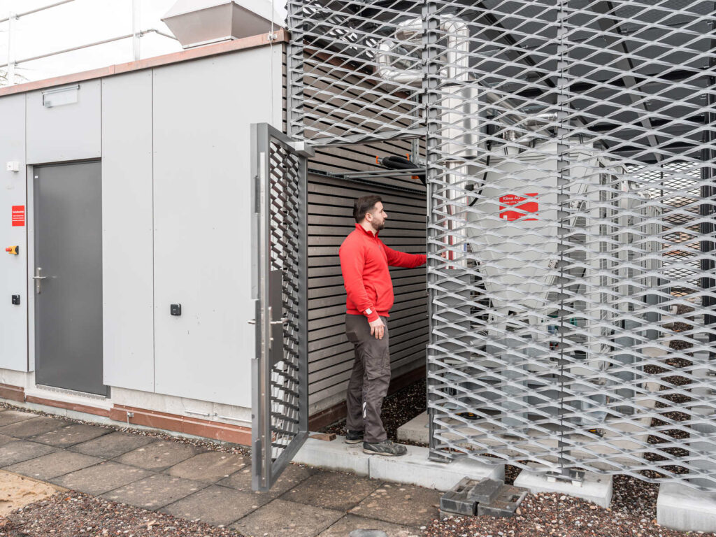 Ein Mitarbeiter der Klima AG bei der Prüfung einer Lüftungsanlage bei der IWB Basel